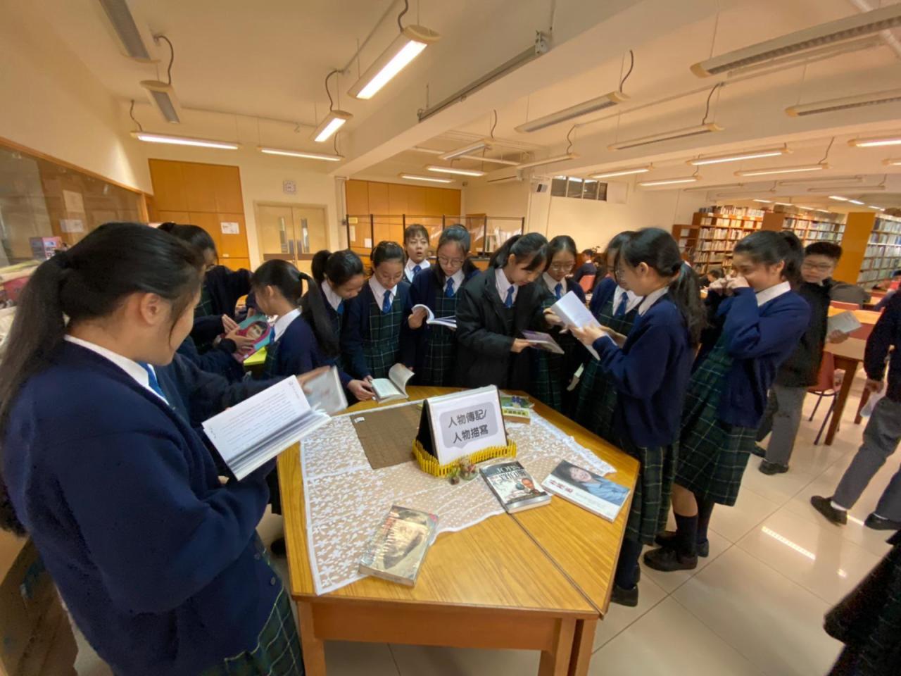 在圖書館舉辦級別小型書展