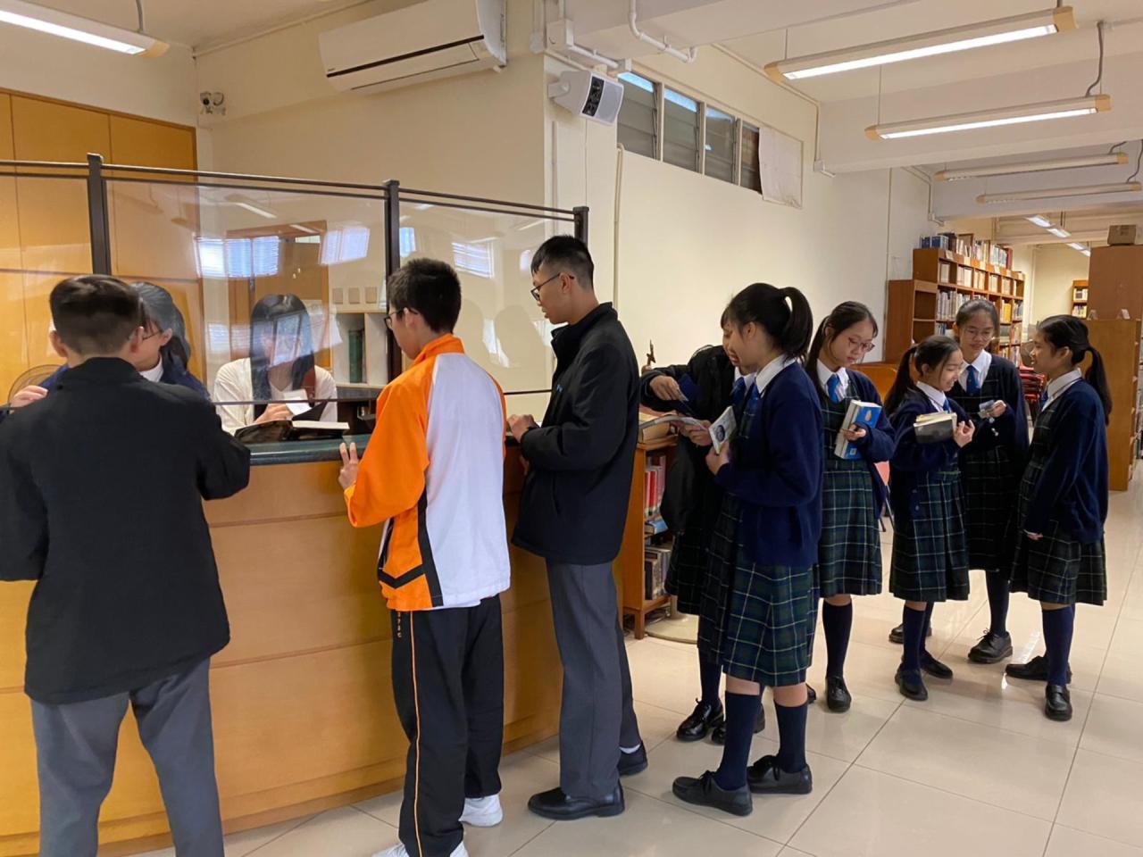在圖書館舉辦級別小型書展