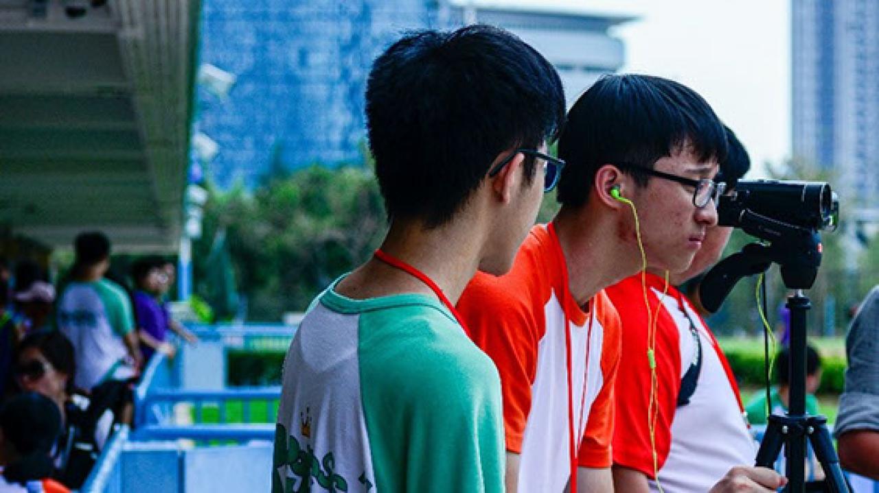 校園電視台的成員協助拍攝活動影片